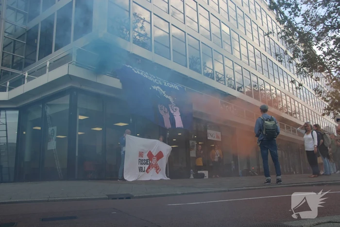 Extinction Rebellion demonstreert bij ING-kantoor