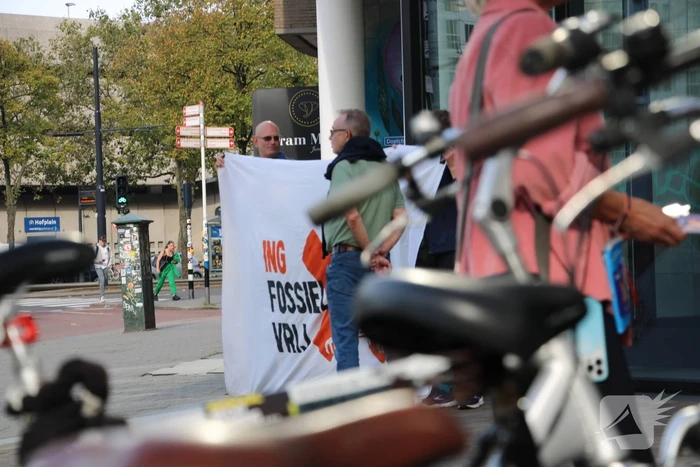 Extinction Rebellion demonstreert bij ING-kantoor