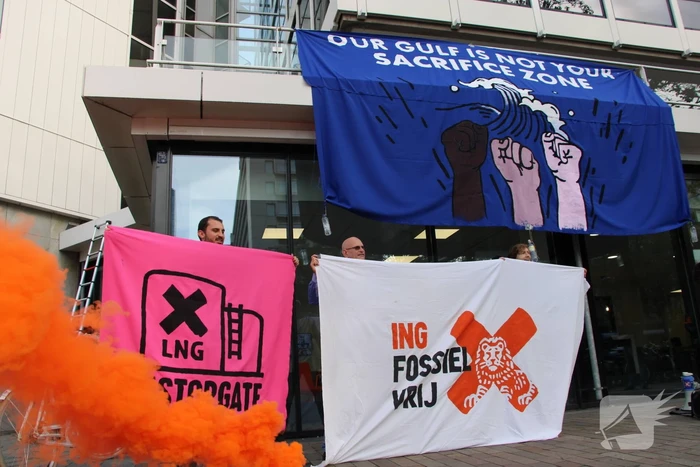 Extinction Rebellion demonstreert bij ING-kantoor