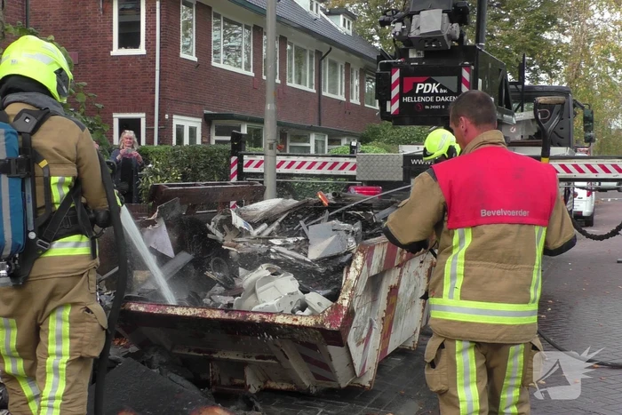 Bouwcontainer vliegt in brand