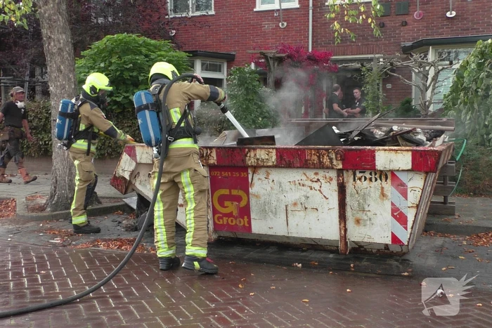 Bouwcontainer vliegt in brand
