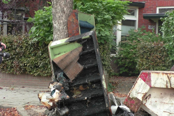 Bouwcontainer vliegt in brand