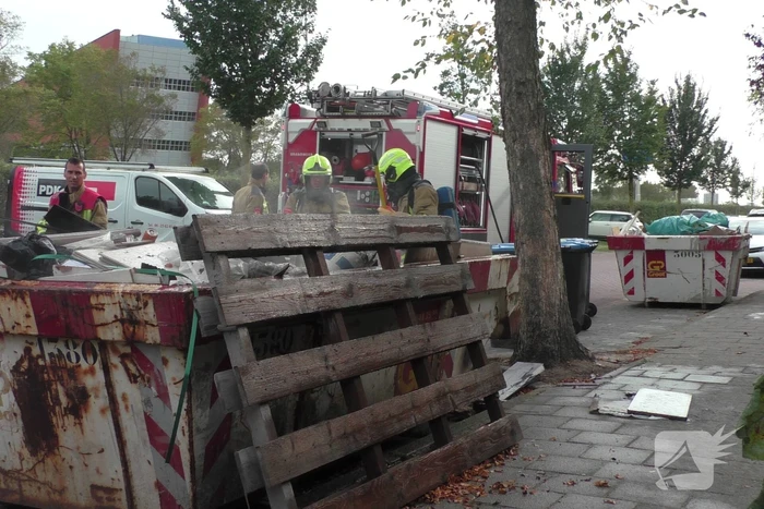 Bouwcontainer vliegt in brand