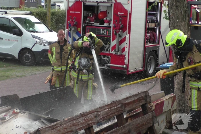 Bouwcontainer vliegt in brand