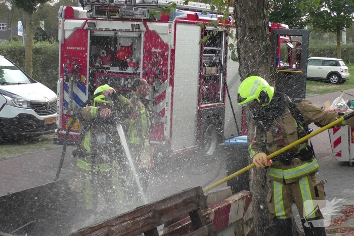 Bouwcontainer vliegt in brand