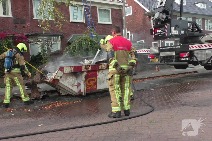 Bouwcontainer vliegt in brand