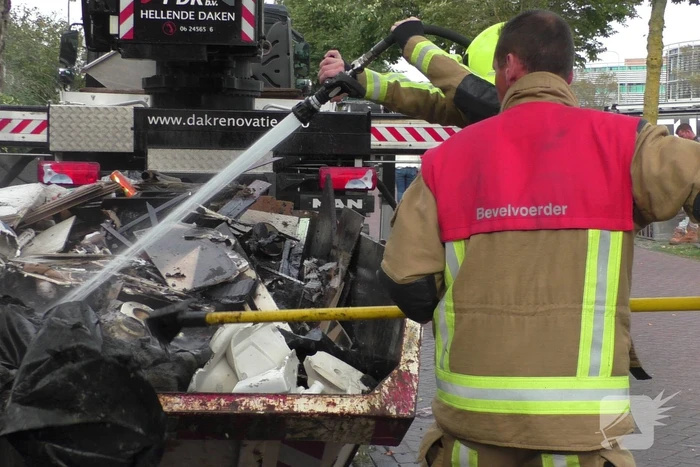 Bouwcontainer vliegt in brand