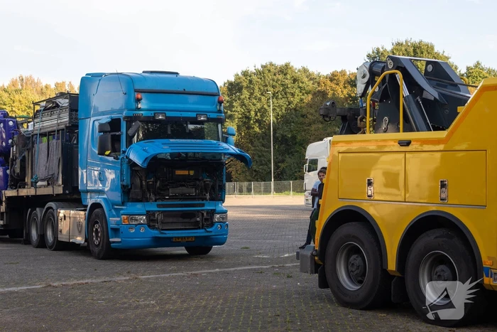 Startmotor van vrachtwagen vliegt in brand