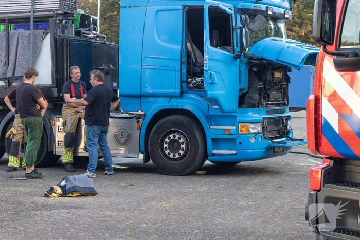 Startmotor van vrachtwagen vliegt in brand