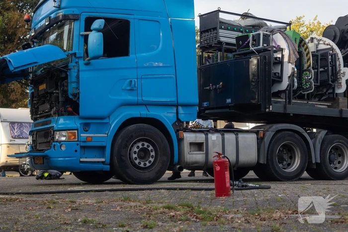 Startmotor van vrachtwagen vliegt in brand