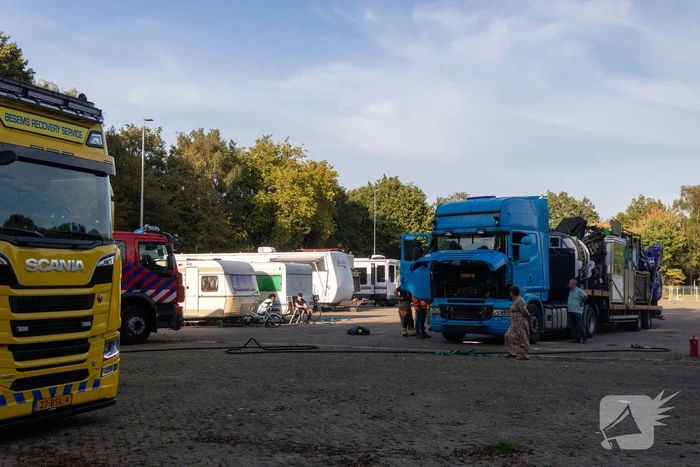Startmotor van vrachtwagen vliegt in brand