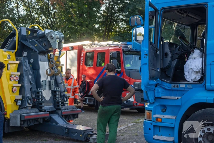 Startmotor van vrachtwagen vliegt in brand