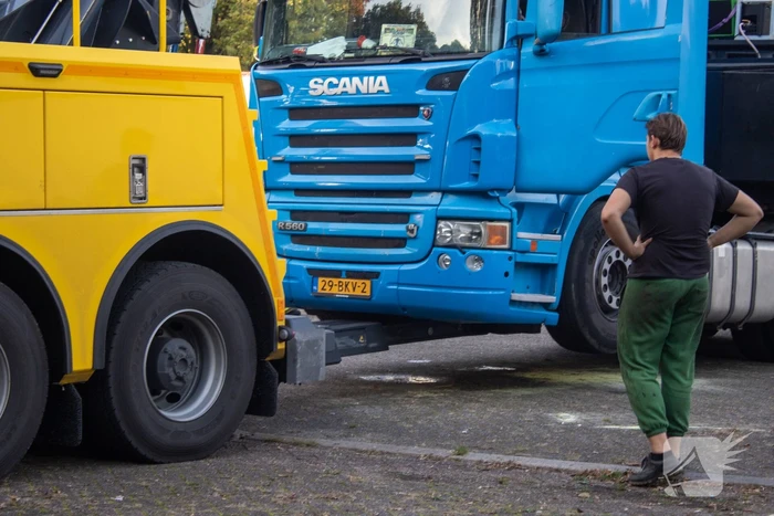 Startmotor van vrachtwagen vliegt in brand