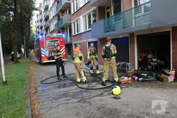Brand in garagebox onder flatwoning