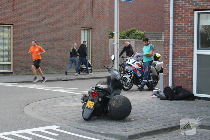 Twee opzittenden van scooter in botsing met automobilist