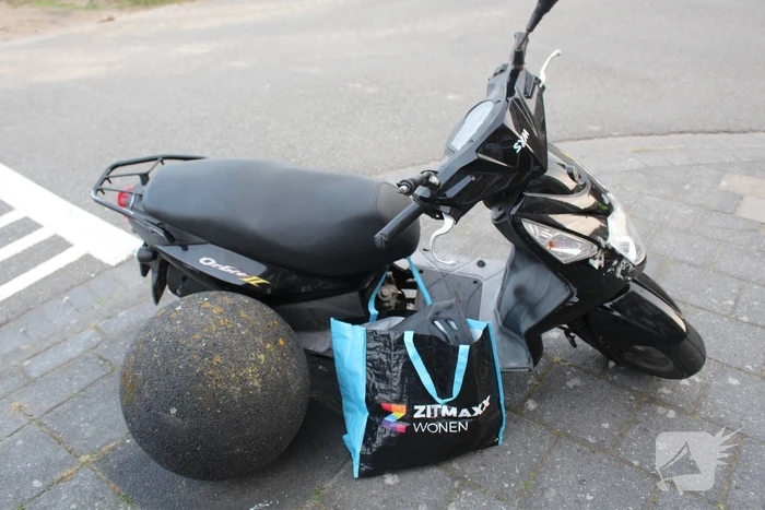 Twee opzittenden van scooter in botsing met automobilist