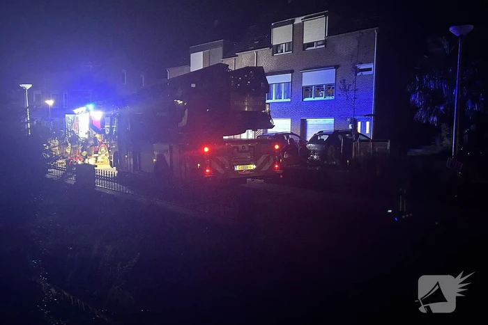 Brandweer blust brand in kelder