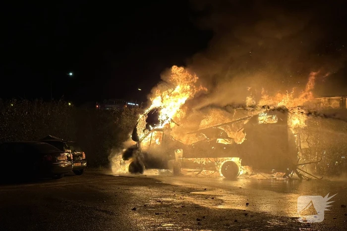 Felle brand verwoest bedrijfswagens