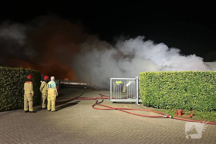 Felle brand verwoest bedrijfswagens