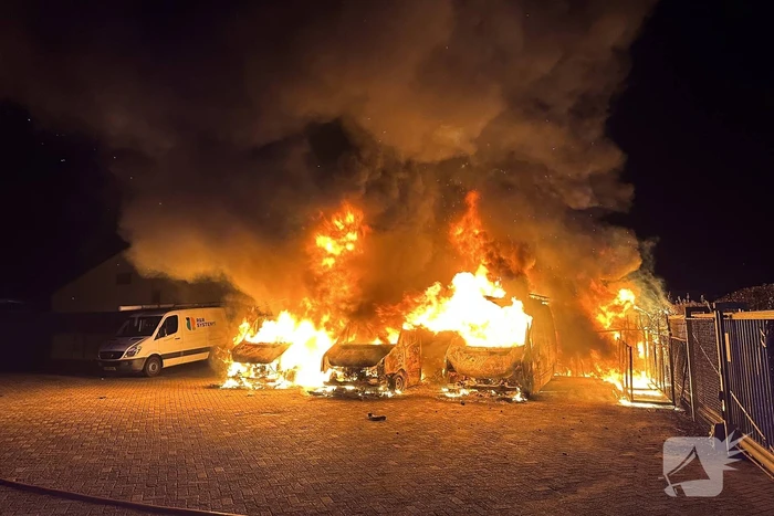 Felle brand verwoest bedrijfswagens
