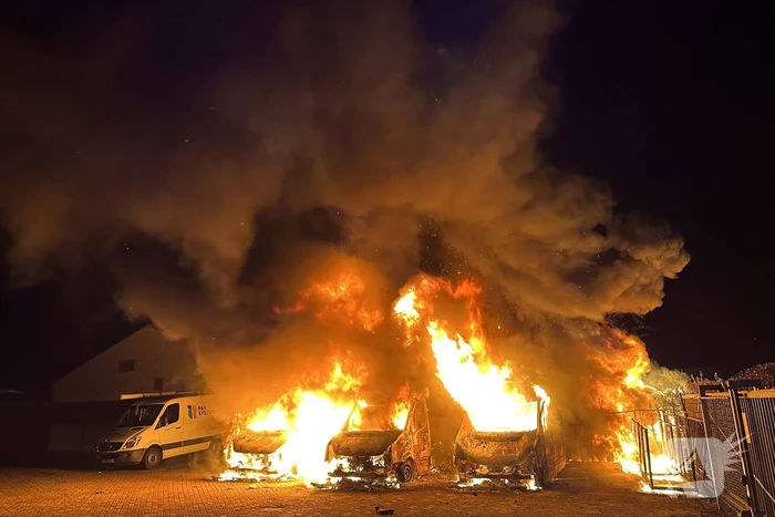 Felle brand verwoest bedrijfswagens