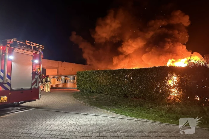 Felle brand verwoest bedrijfswagens