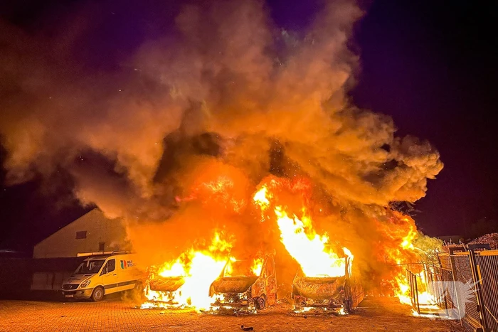 Felle brand verwoest bedrijfswagens