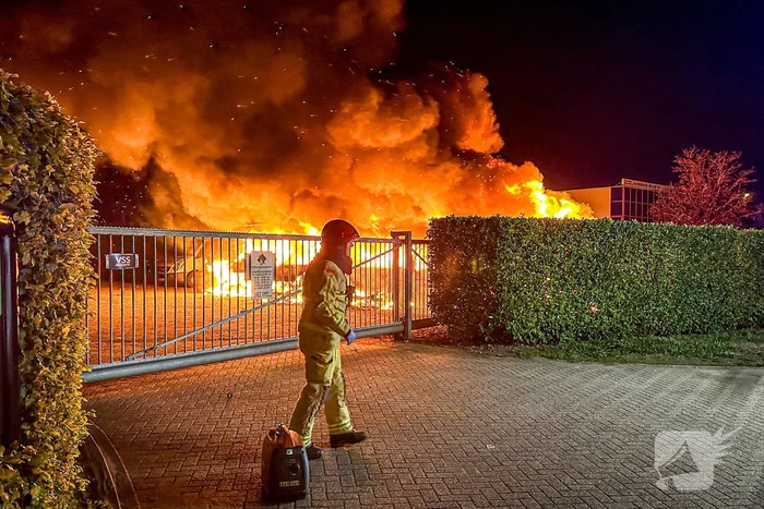Felle brand verwoest bedrijfswagens