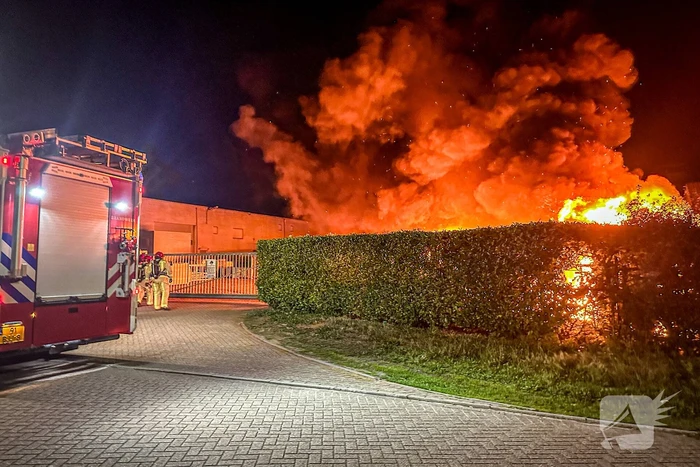 Felle brand verwoest bedrijfswagens