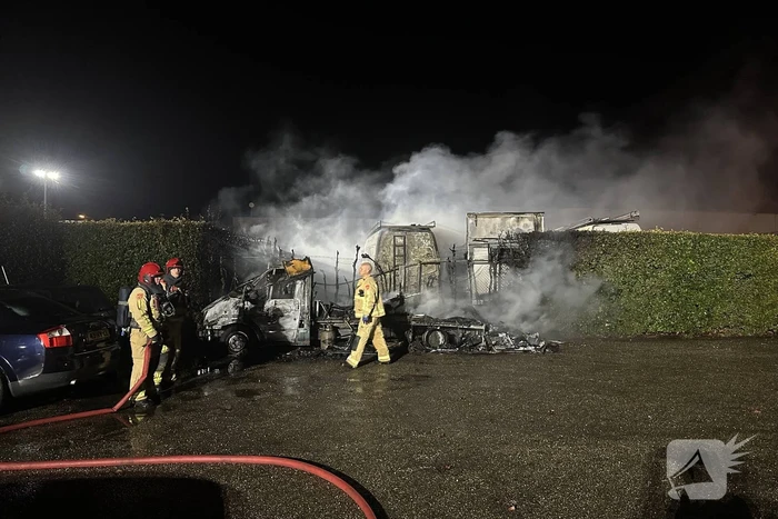 Felle brand verwoest bedrijfswagens
