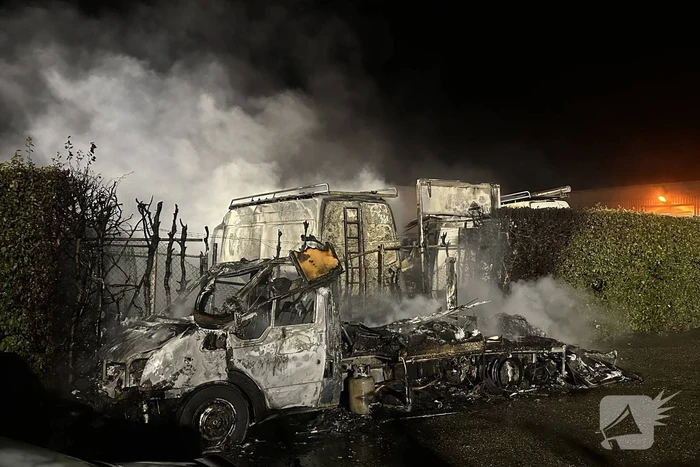 Felle brand verwoest bedrijfswagens