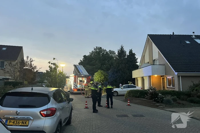 Flinke rookwolken uit woning door brand