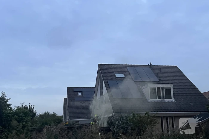 Flinke rookwolken uit woning door brand