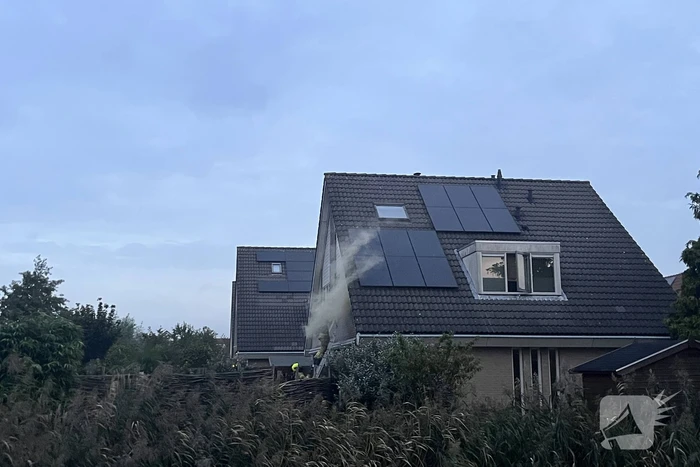 Flinke rookwolken uit woning door brand