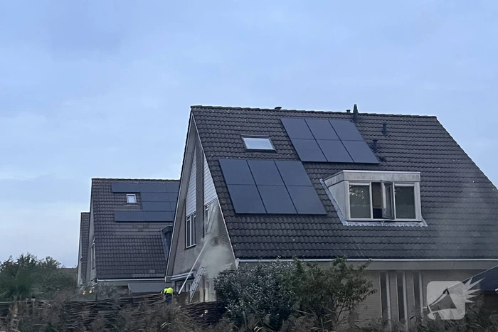 Flinke rookwolken uit woning door brand