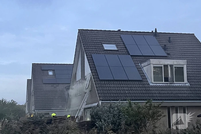 Flinke rookwolken uit woning door brand
