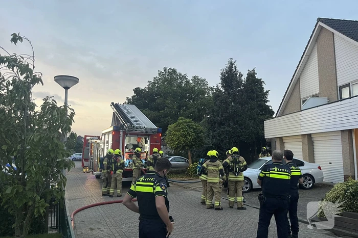 Flinke rookwolken uit woning door brand