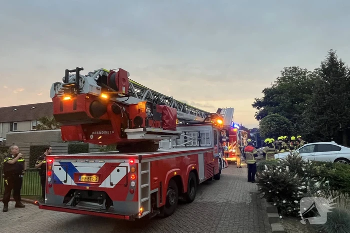 Flinke rookwolken uit woning door brand