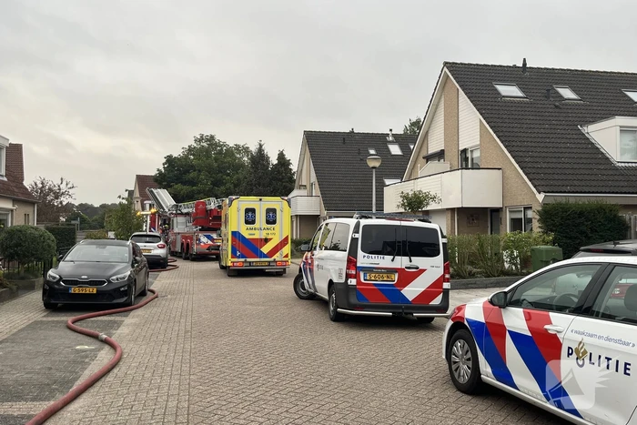 Flinke rookwolken uit woning door brand