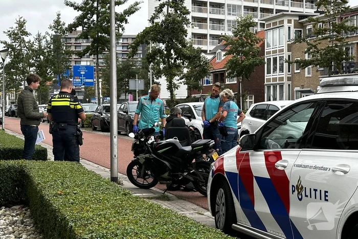 Bestuurder scootmobiel loop armletsel op