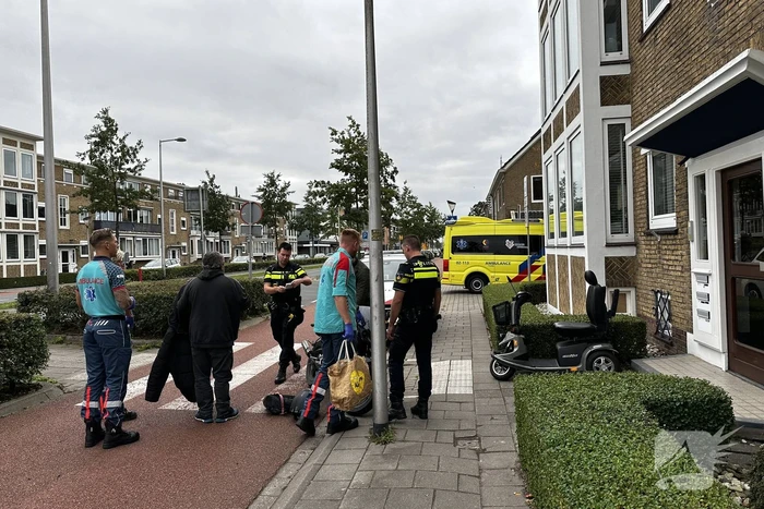Bestuurder scootmobiel loop armletsel op