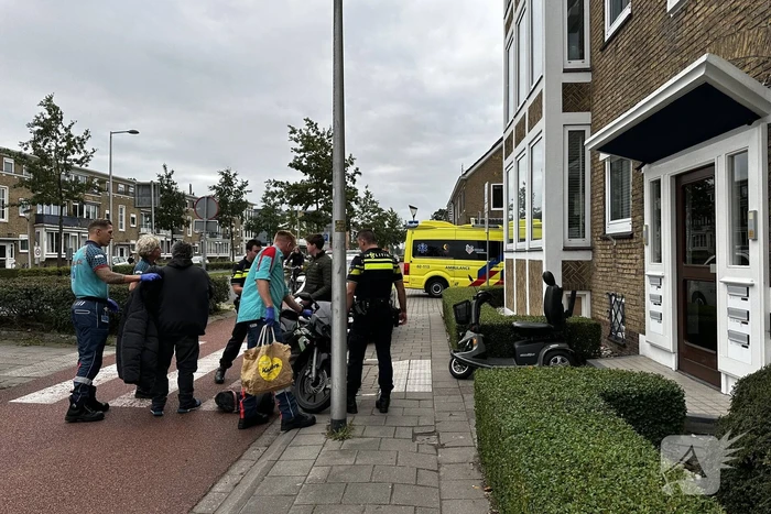 Bestuurder scootmobiel loop armletsel op