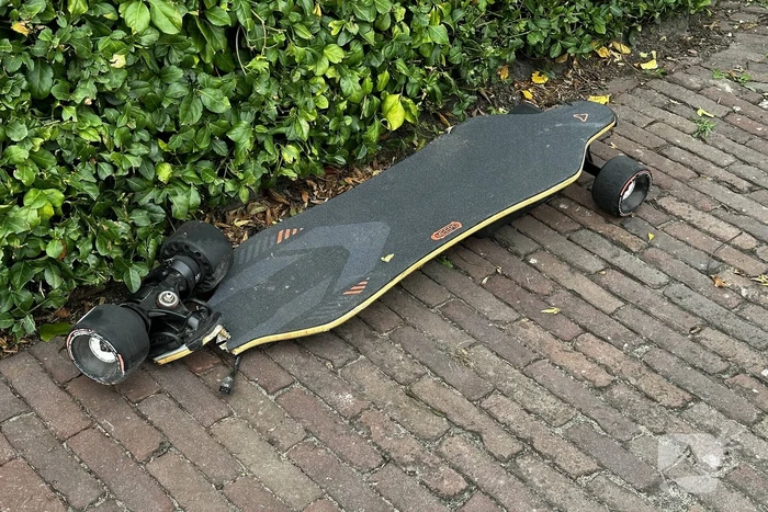 Longboarder gewond bij botsing met bestelbus