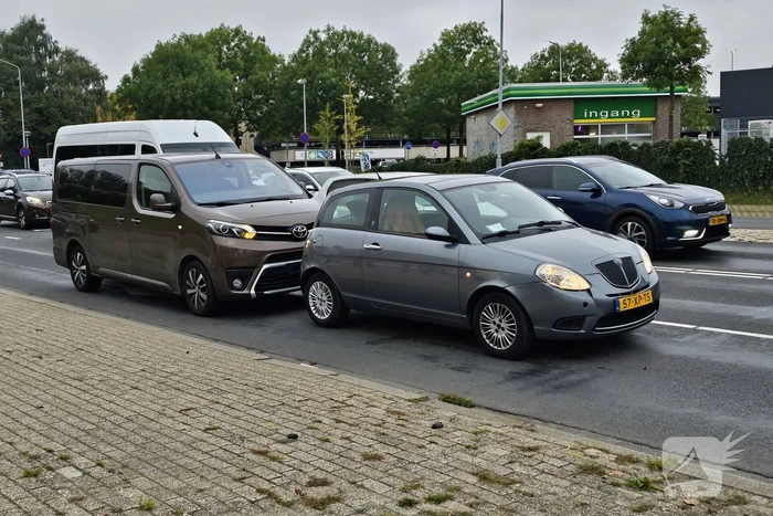 Drie voertuigen betrokken bij botsing voor brandweerkazerne