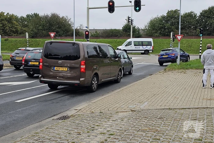 Drie voertuigen betrokken bij botsing voor brandweerkazerne