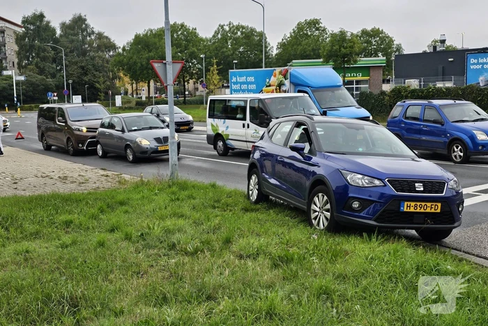 Drie voertuigen betrokken bij botsing voor brandweerkazerne