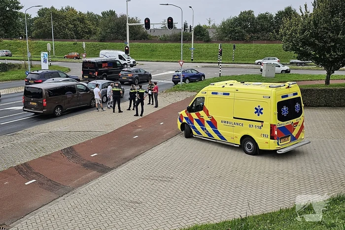 Drie voertuigen betrokken bij botsing voor brandweerkazerne