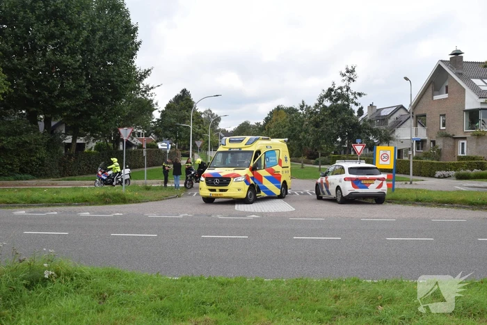 Automobilist en brommerrijder in botsing