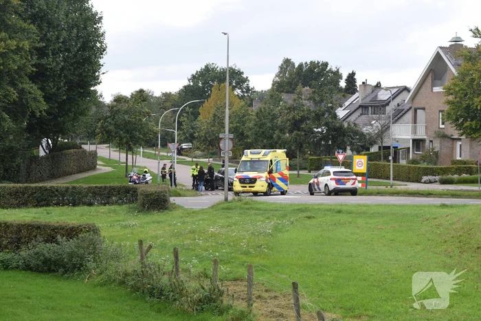 Automobilist en brommerrijder in botsing