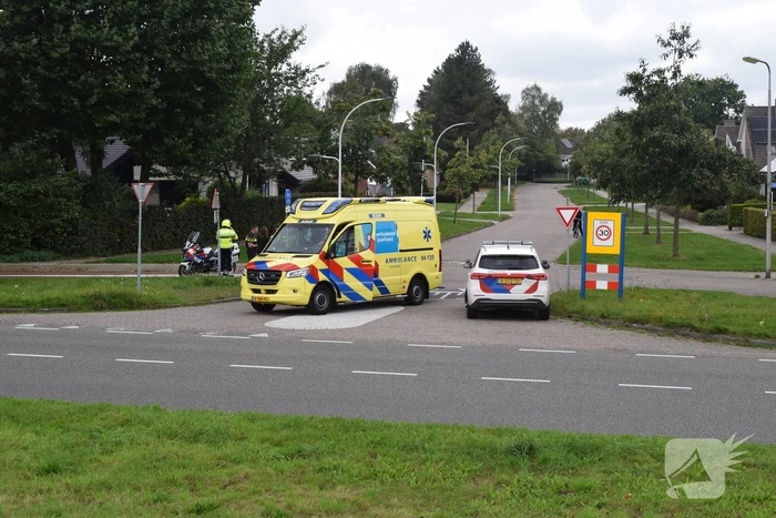 Automobilist en brommerrijder in botsing